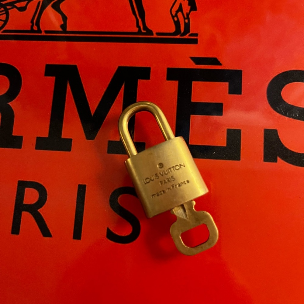⭐️ Louis Vuitton authentic gold/brass tone lock and key #323, 342 or 312. - Picture 4 of 4